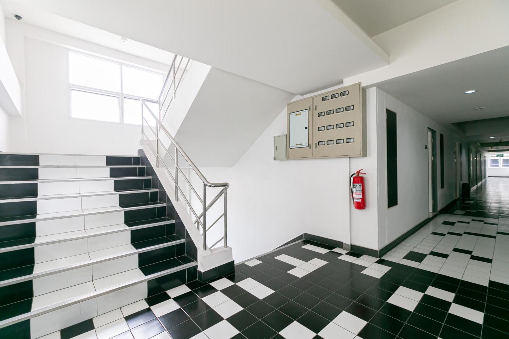 Ruan Plaisoi Apartment Банкок Екстериор снимка