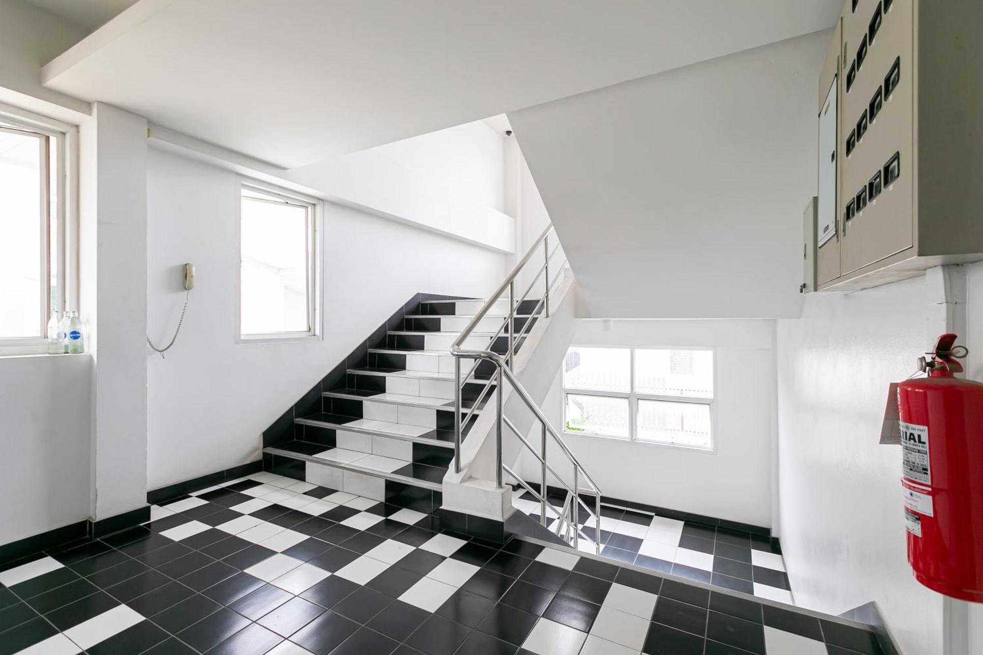 Ruan Plaisoi Apartment Банкок Екстериор снимка